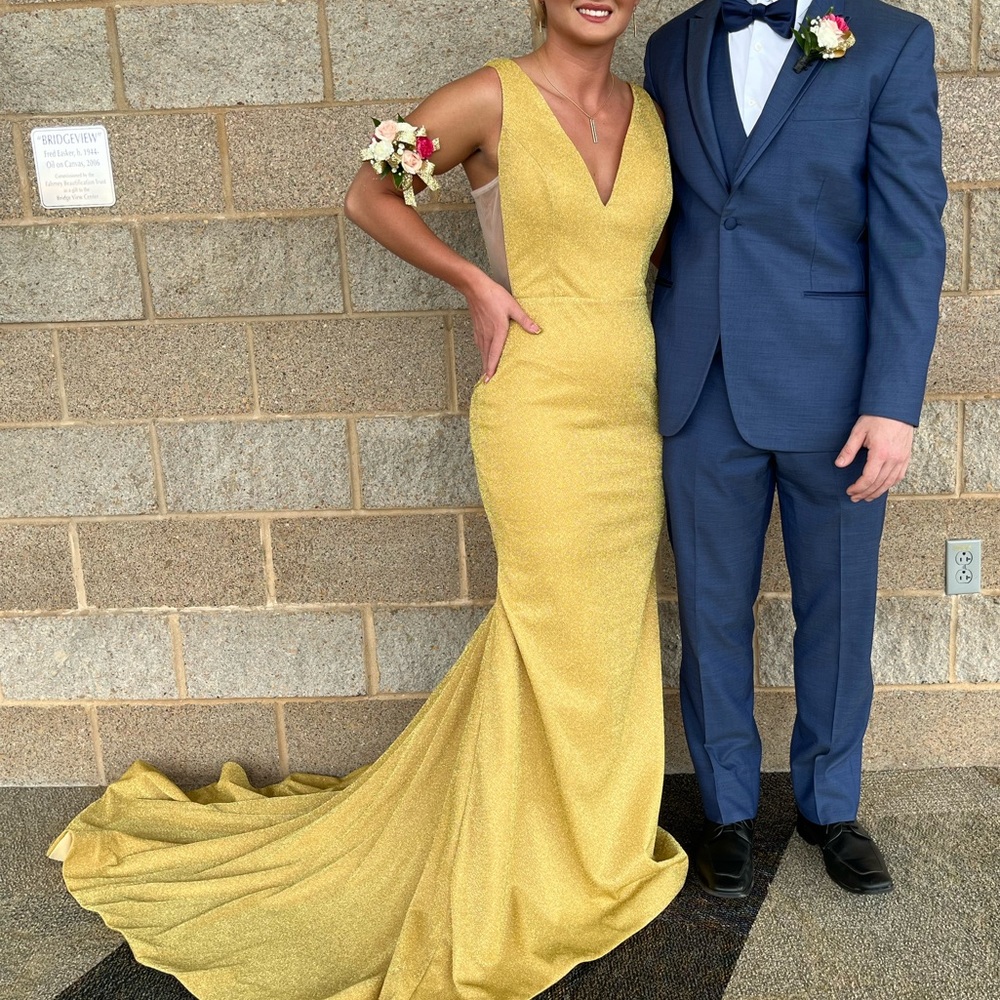Gorgeous gold prom dress!